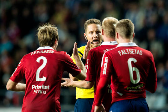 Djurgårdenspelare har synpunkter på domaren Martin