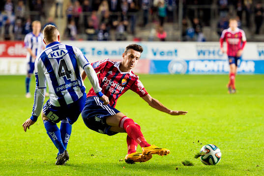 Djurgårdens Haris Radetinac dras omkull av IFK Göteborgs