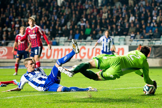IFK Göteborgs Sören Rieks har en målchans men