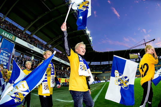 Knattar innan fotbollsmatchen i Allsvenskan mellan IFK