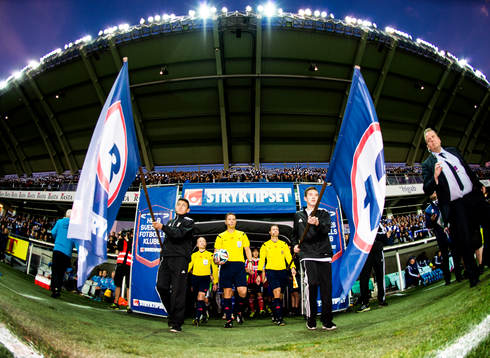 Lagen tågar in innan fotbollsmatchen i Allsvenskan mellan