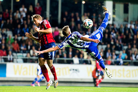IFK Göteborgs Sören Rieks försöker sig på en