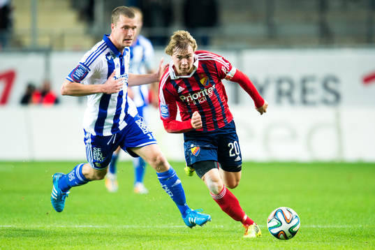 Djurgårdens Simon Tibbling tar sig förbi IFK Göteborgs