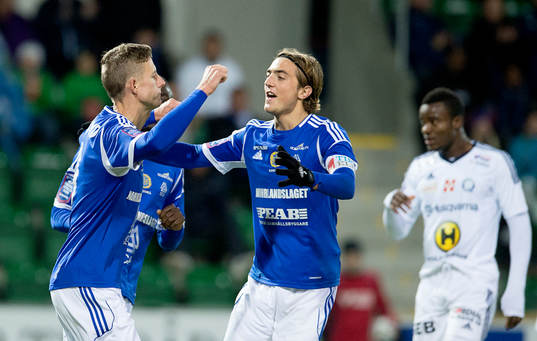 Sundsvalls Johan Eklund gratuleras av Dennis Olsson
