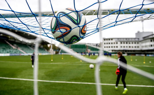 Boll på målnät innan fotbollsmatchen i Superettan mellan