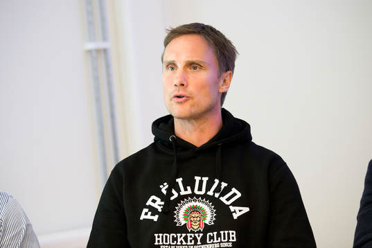 Frölunda presenterar ett förlängt kontrakt med tränare