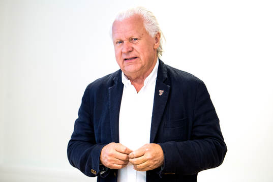 Frölundas Ordförande Mats Grauers presenterar ett