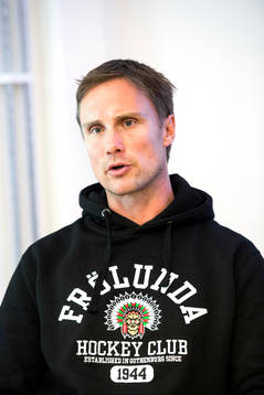 Frölunda presenterar ett förlängt kontrakt med tränare