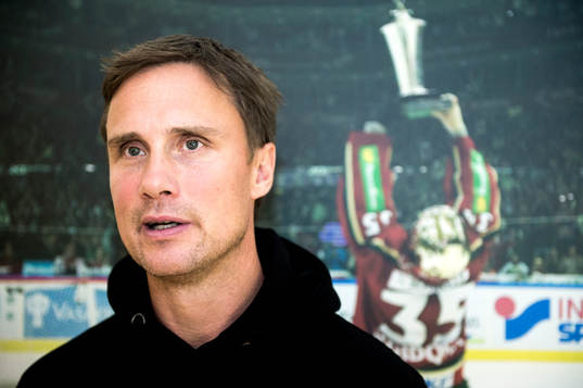 Frölunda presenterar ett förlängt kontrakt med tränare
