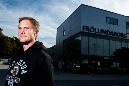 Frölunda presenterar ett förlängt kontrakt med tränare