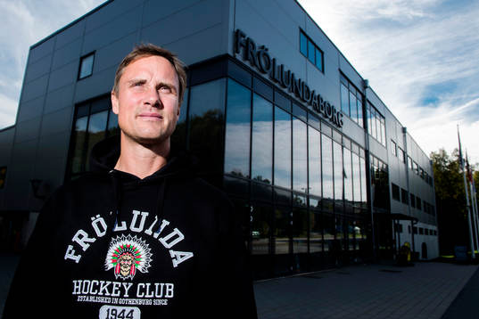 Frölunda presenterar ett förlängt kontrakt med tränare