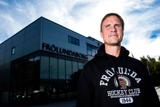 Frölunda presenterar ett förlängt kontrakt med tränare
