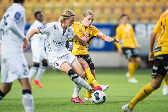 Häckens Gustav Berggren och Elfsborgs Anton Andreasson kamp