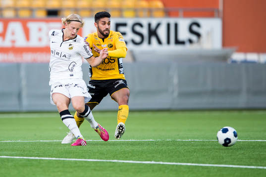 Häckens Gustav Berggren (v) och Elfsborgs Arjan Mostafa (h)
