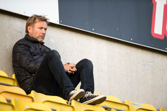 Häckens tränare Peter Gerhardsson satt på läktaren