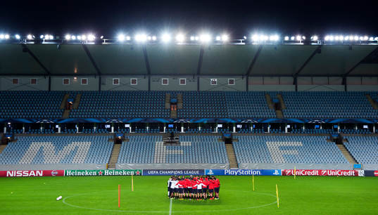 Olympiakos samlar sig innan träning