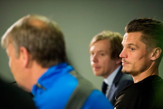 Malmö FFs Markus Rosenberg tittar på tränare Åge Hareide