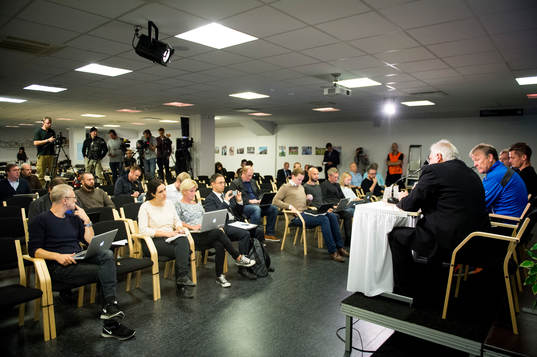 Mycket media på plats när Malmö FF håller presskonferens