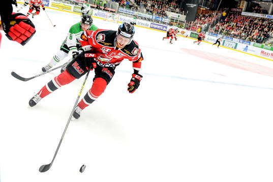 Malmö Redhawks Tobias Ericsson jagas av Rögles Sebastian