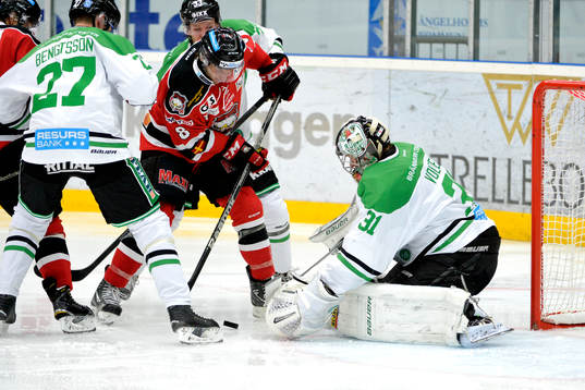 Malmö Redhawks Tony Romano och Rögles målvakt Lars Volden