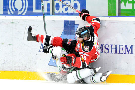 Malmö Redhawks David Liffiton faller över Rögles Justin