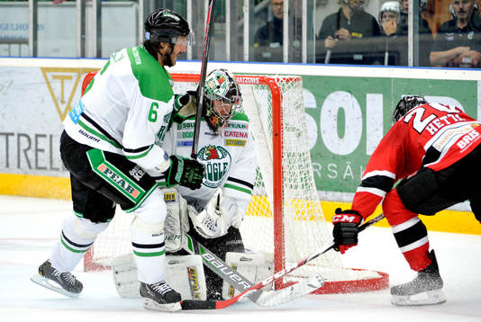 Malmö Redhawks Henrik Hetta och Rögles målvakt Lars