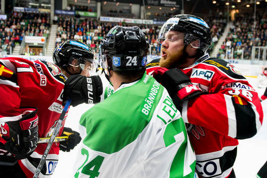 Malmö Redhawks David Liffiton tacklar Rögles Peter LeBlanc
