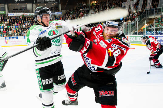 Rögles Justin Bostrom tacklar Malmö Redhawks David