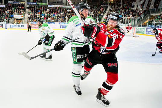 Rögles Justin Bostrom tacklar Malmö Redhawks David