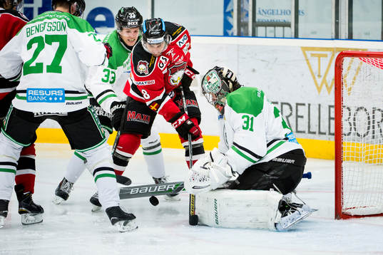 Malmö Redhawks Tony Romano oroar framför Rögles målvakt
