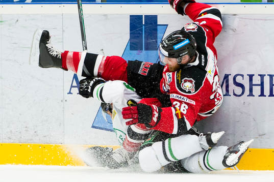 Malmö Redhawks David Liffiton faller över Rögles Justin
