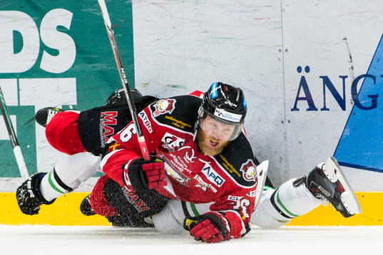 Malmö Redhawks David Liffiton faller över Rögles Justin