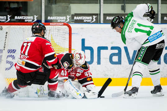 Rögles Robin Sterner oroar framför Malmö Redhawks