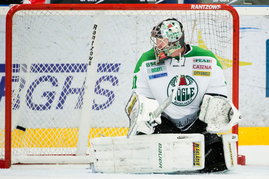Rögles målvakt Lars Volden ser pucken gå i mål bakom sig