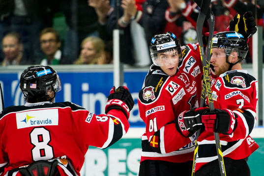 Malmö Redhawks Tobias Ericsson gratuleras