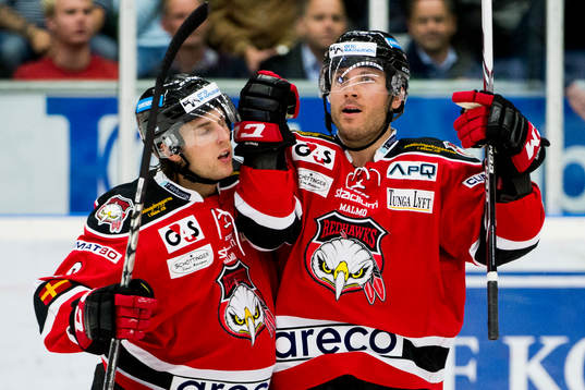 Malmö Redhawks Joey Tenute (m) jublar ihop med Tony Romano