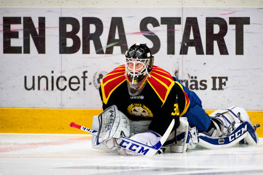 Brynäs målvakt Joel Gistedt på uppvärmningen före