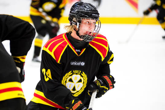 Brynäs Jens Lööke värmer upp före ishockeymatchen i