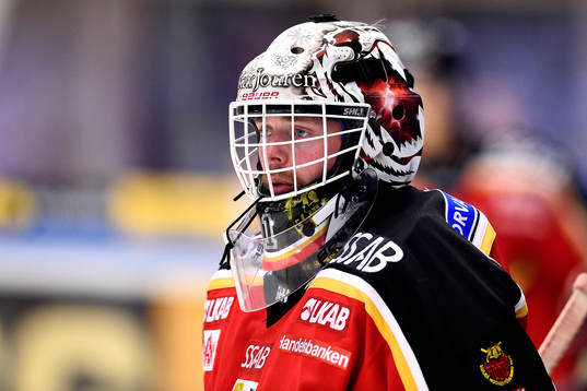 Luleås målvakt Daniel Larsson på uppvärmningen