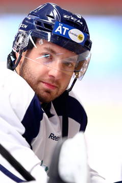 Linköpings Jacob Micflikier före ishockeymatchen i SHL