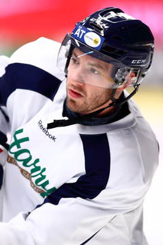 Linköpings Jacob Micflikier före ishockeymatchen i SHL