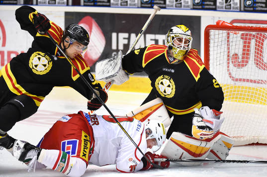 Brynäs Lukas Kilström och målvakt Bernhard Starkbaum