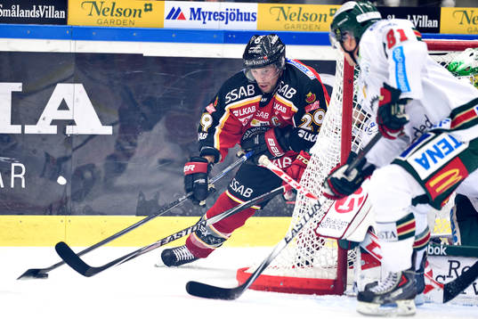Luleås Chris Abbott med pucken