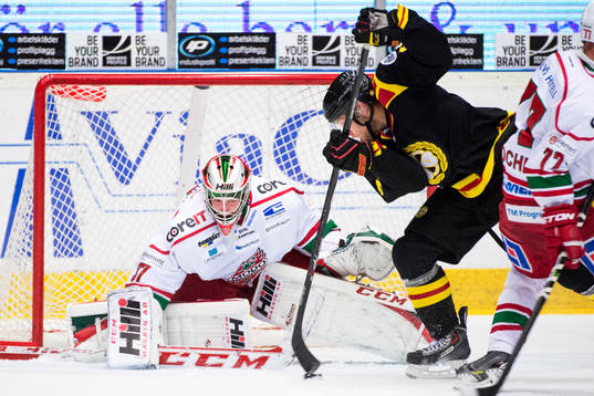 Brynäs Greg Scott lurar bort Adam Reideborn, målvakt i