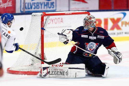 Räddning av Linköping målvakt Marcus Högberg