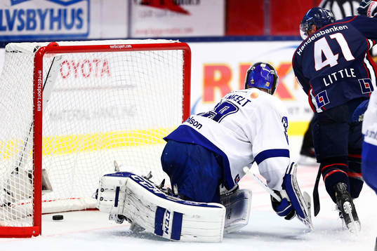 Linköpings Broc Litle gör 1-0 bakom Leksands Oscar