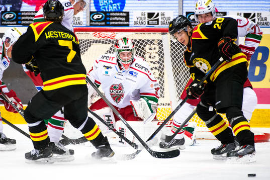 Adam Reideborn, målvakt i Modo, inväntar skott