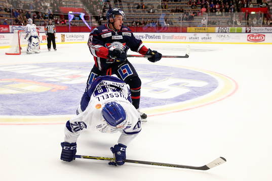 Leksands Ryan Russell tacklas av Linköpings Jakub Vrana