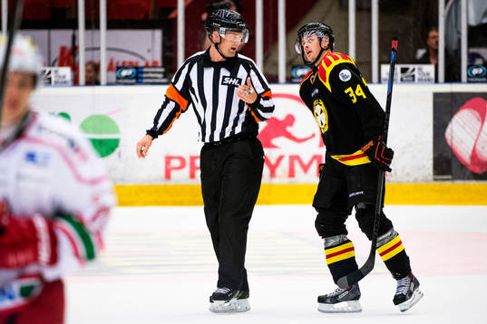 Domaren Mikael Nord och Brynäs Daniel Brodin