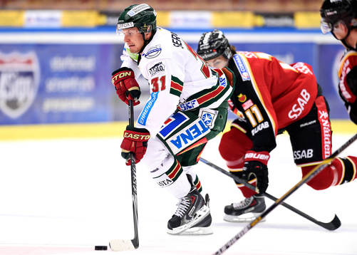 Frölundas Nicklas Lasu med pucken